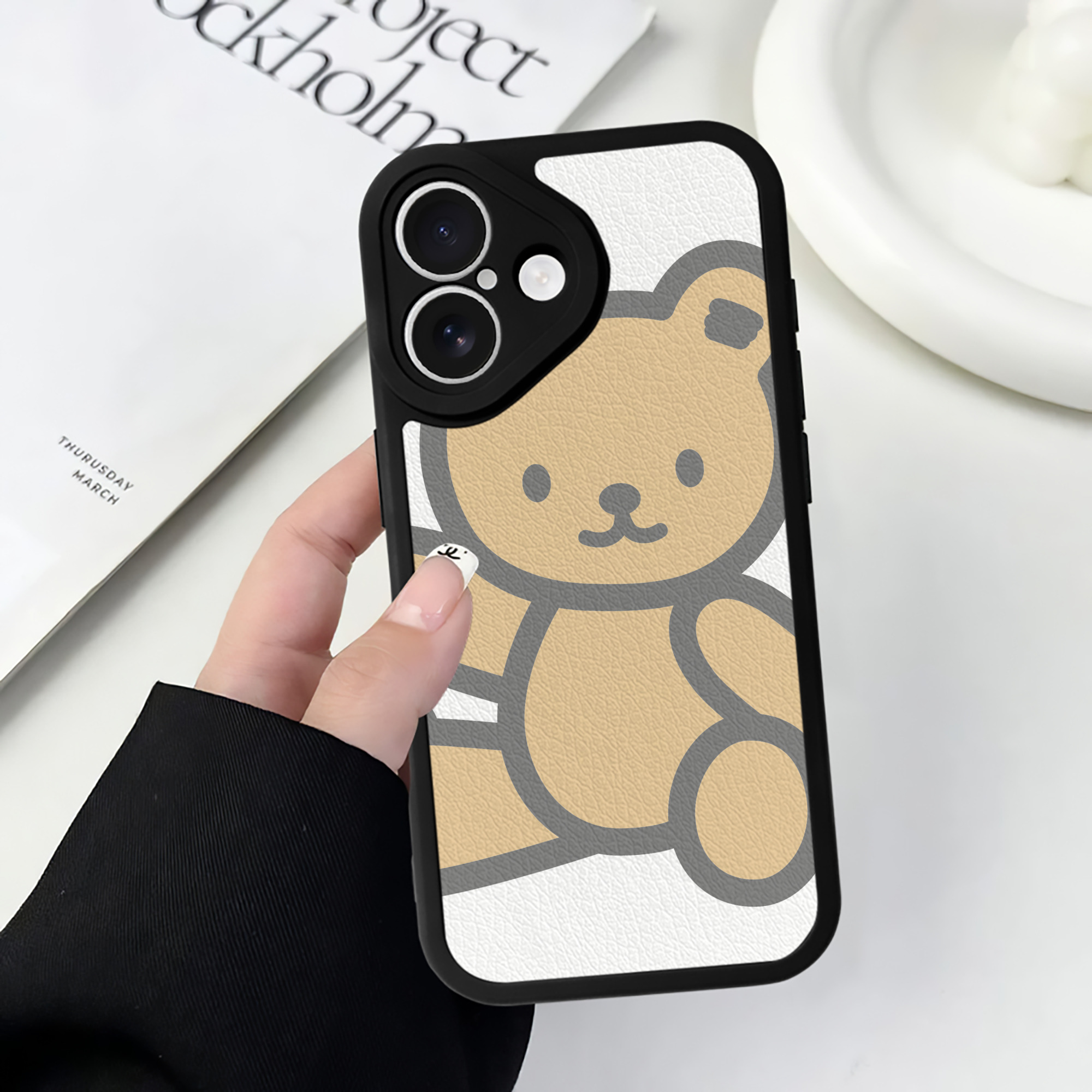 （画像用） Hello Kitty ハローキティ 【iPhone 16シリーズ対応】シリコンスマホケース（レザー調） 材質：シリコン